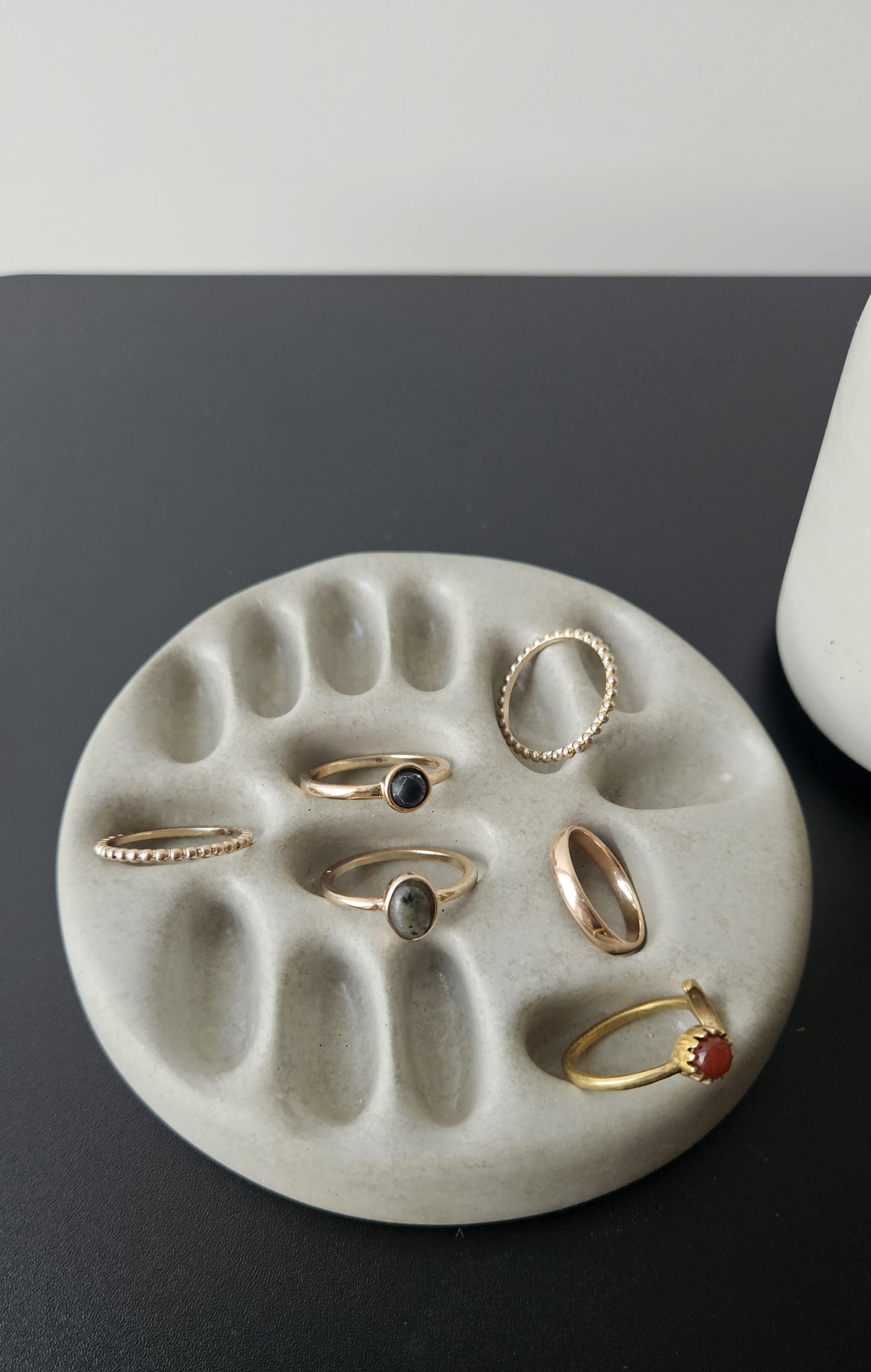 betoninis papuošalų padėkliukas žiedams