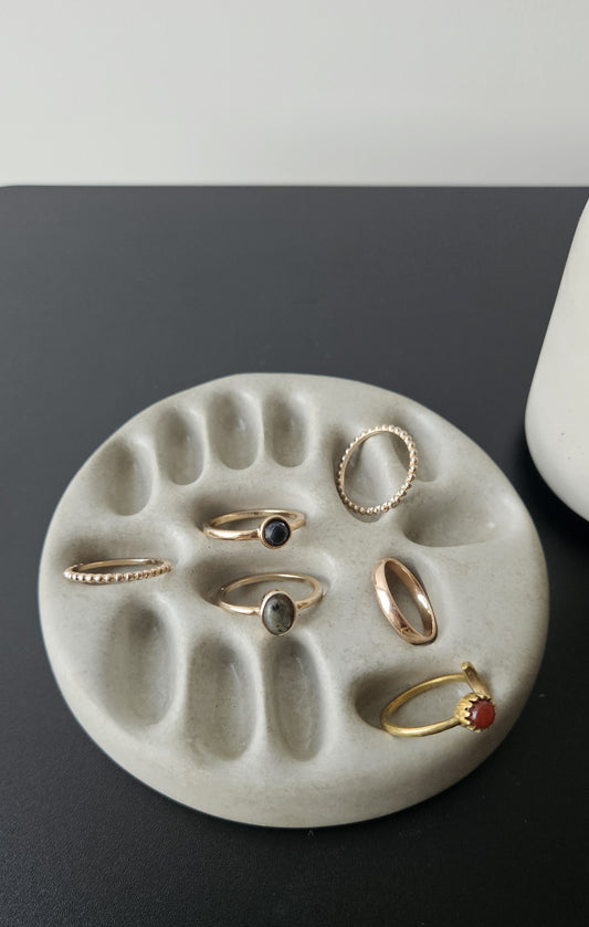 betoninis papuošalų padėkliukas žiedams