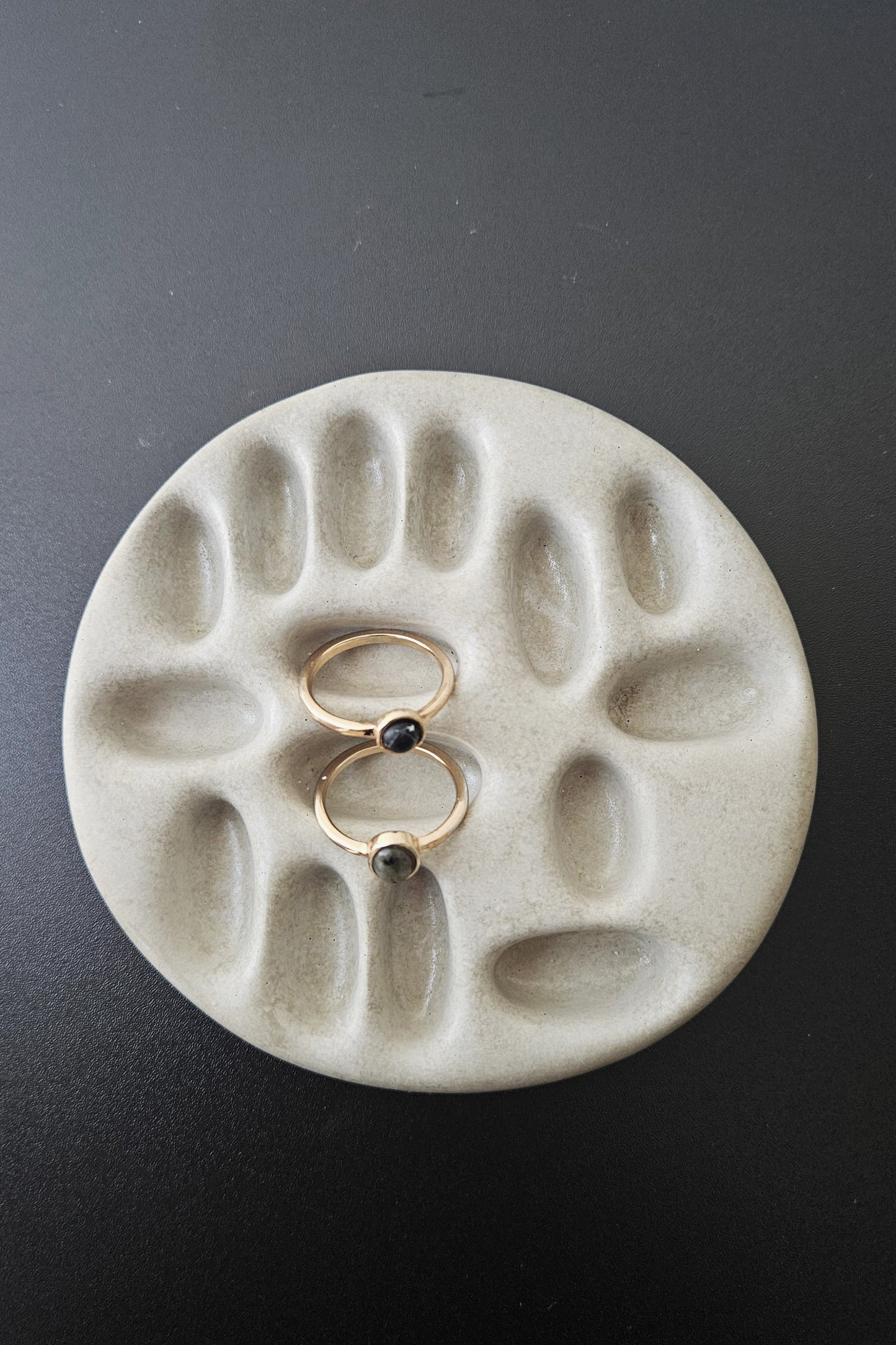 betoninis papuošalų padėkliukas žiedams