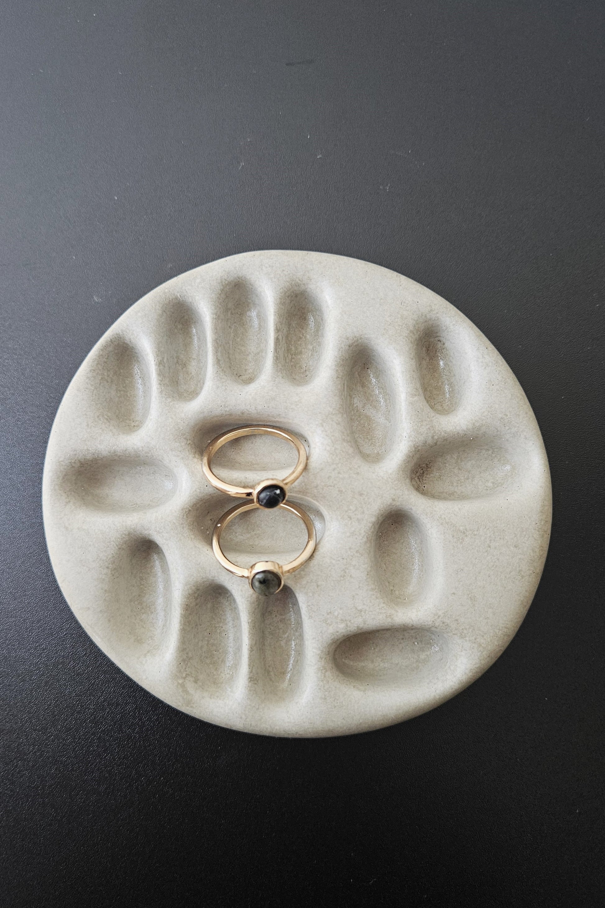 betoninis papuošalų padėkliukas žiedams