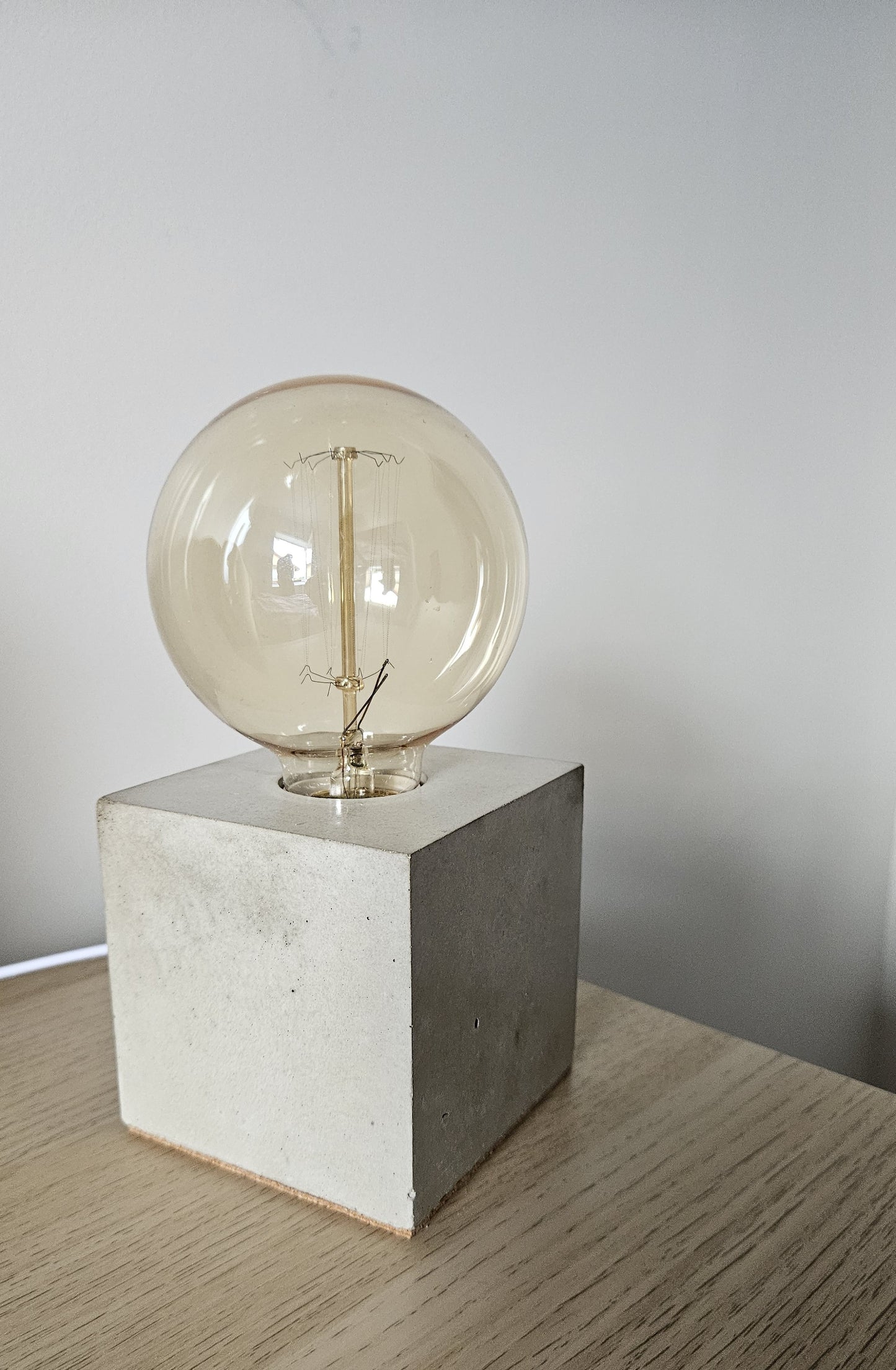 Betonile betoninis šviestuvas loftui industrinio stiliaus