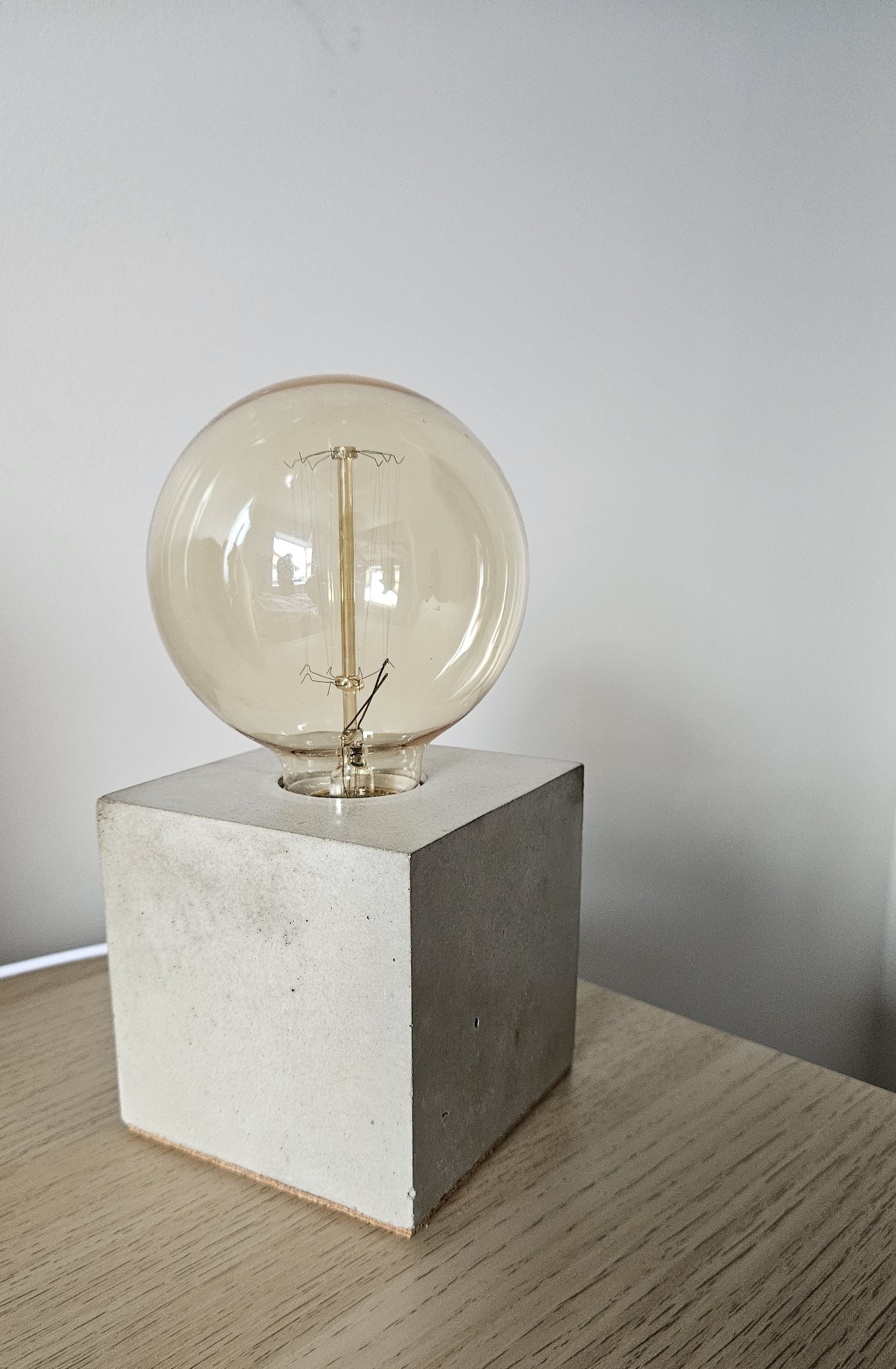 Betonile betoninis šviestuvas loftui industrinio stiliaus