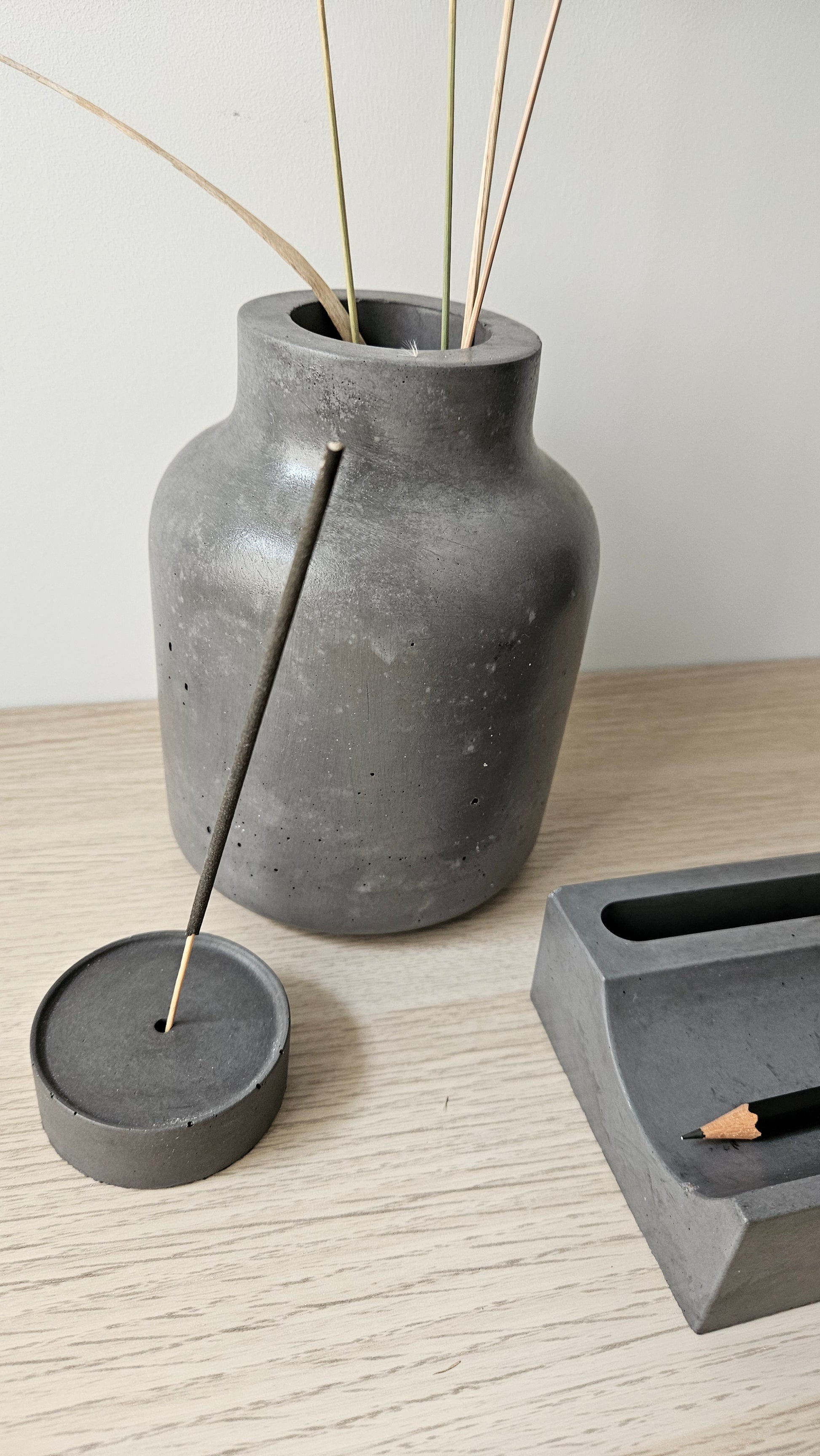 betoninis rankų darbo rinkinys, kurį sudaro vaza, piešukinė ir smilkalinė, tinka dovanoti vadovui Boso dienos proga