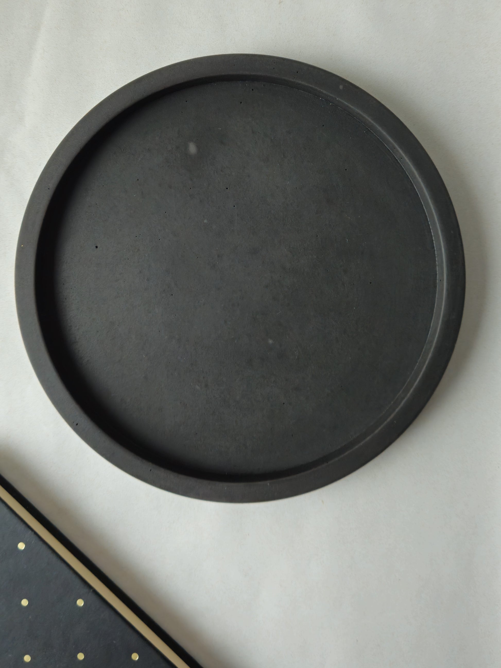 juodas betoninis padėklas rankų darbo