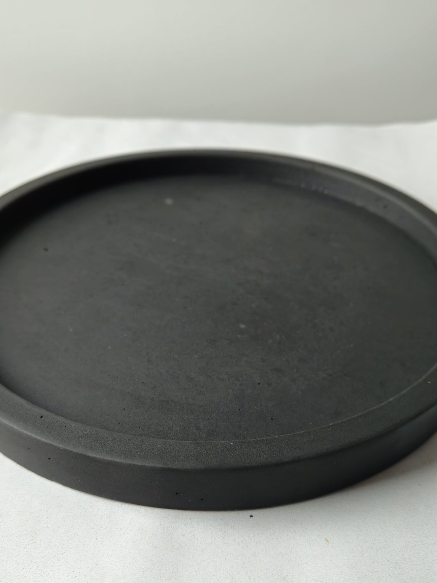 juodas betoninis padėklas rankų darbo