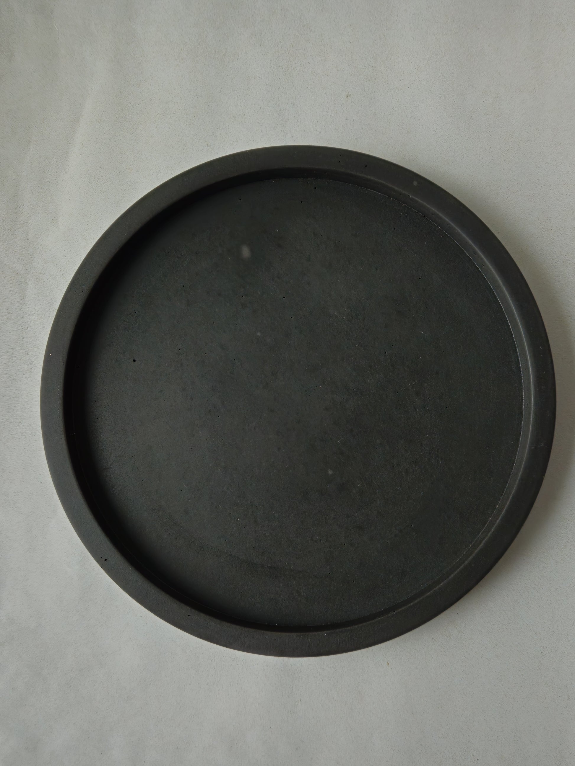 juodas betoninis padėklas rankų darbo