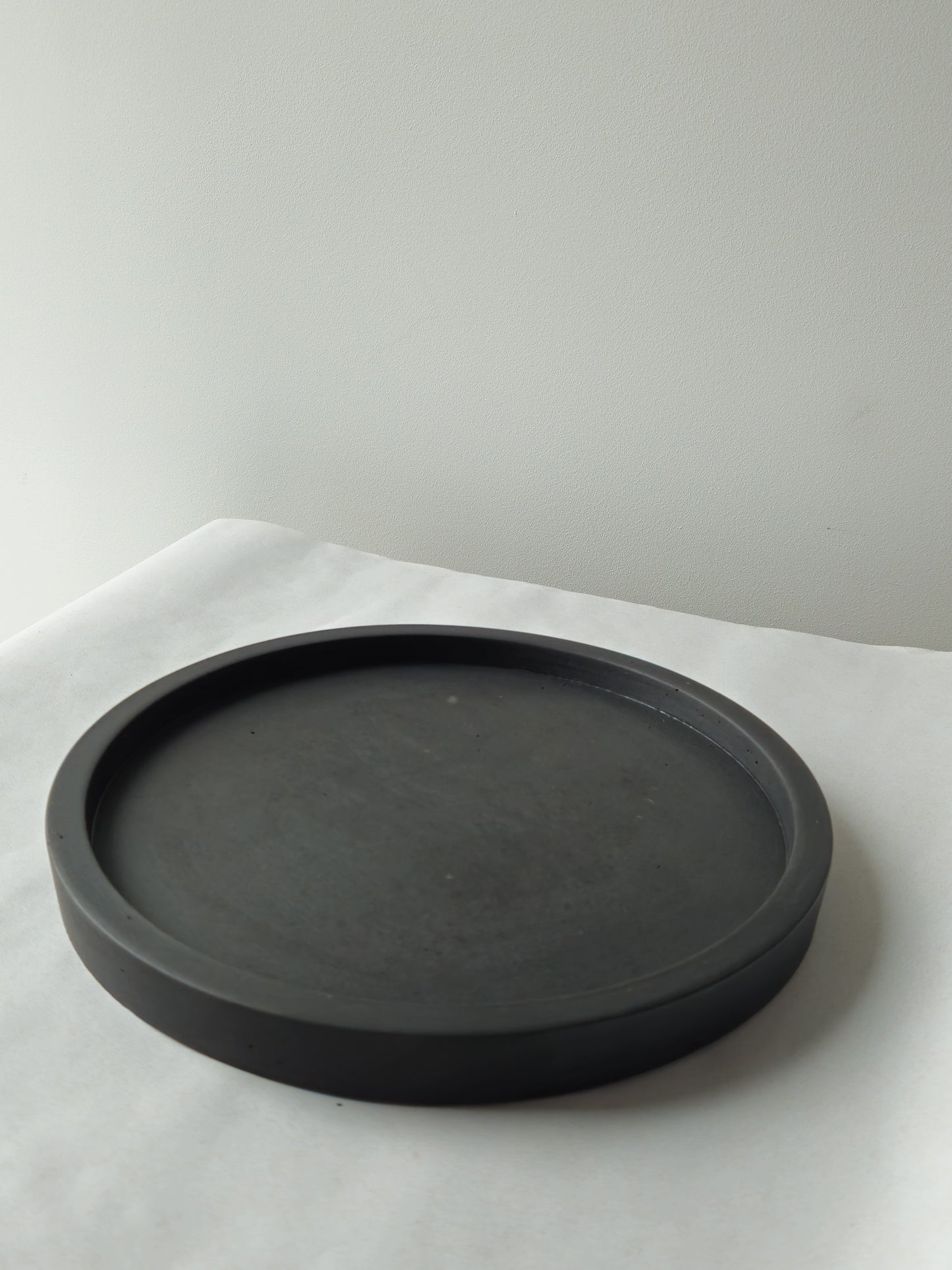 juodas betoninis padėklas rankų darbo