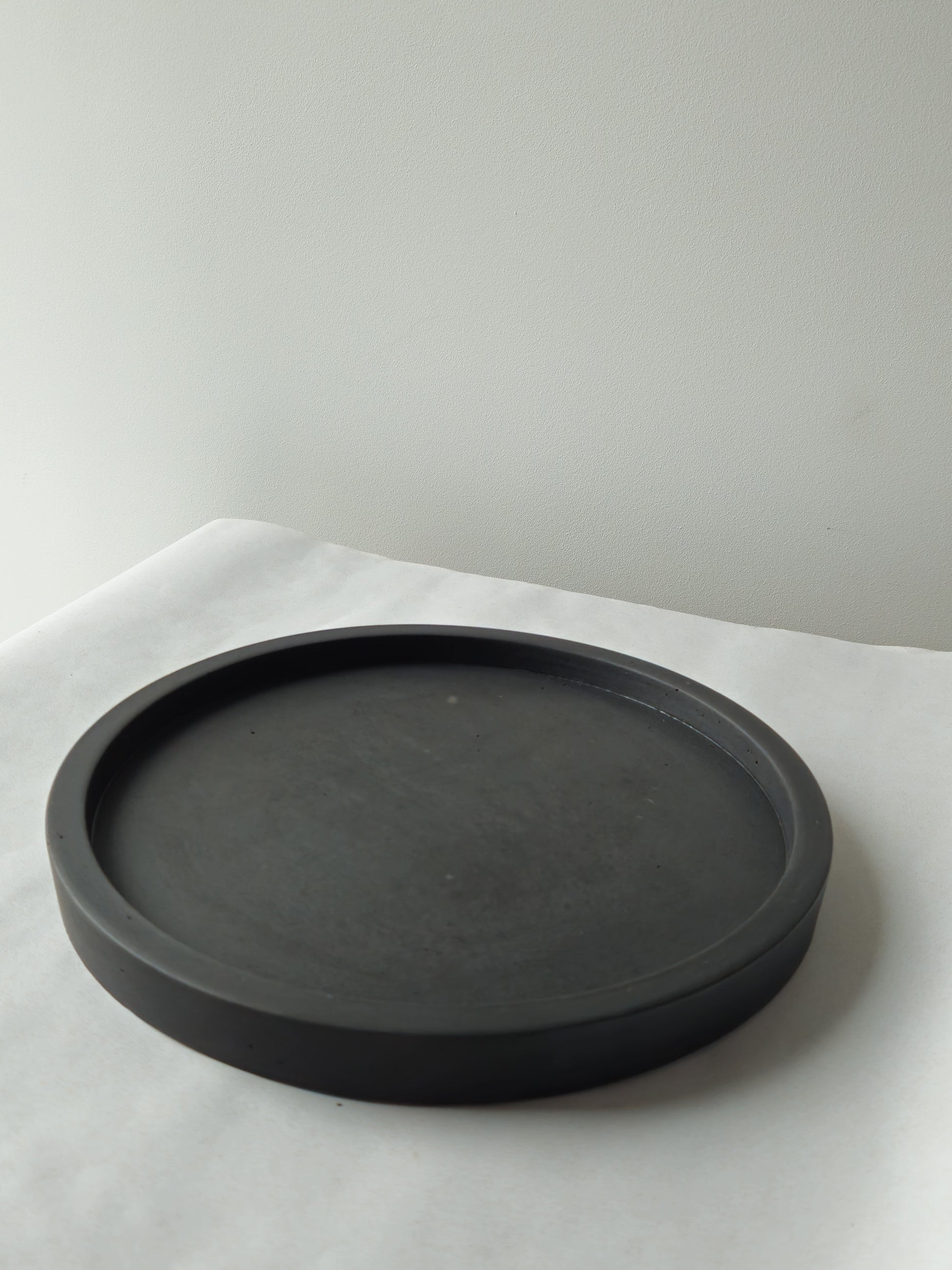 juodas betoninis padėklas rankų darbo