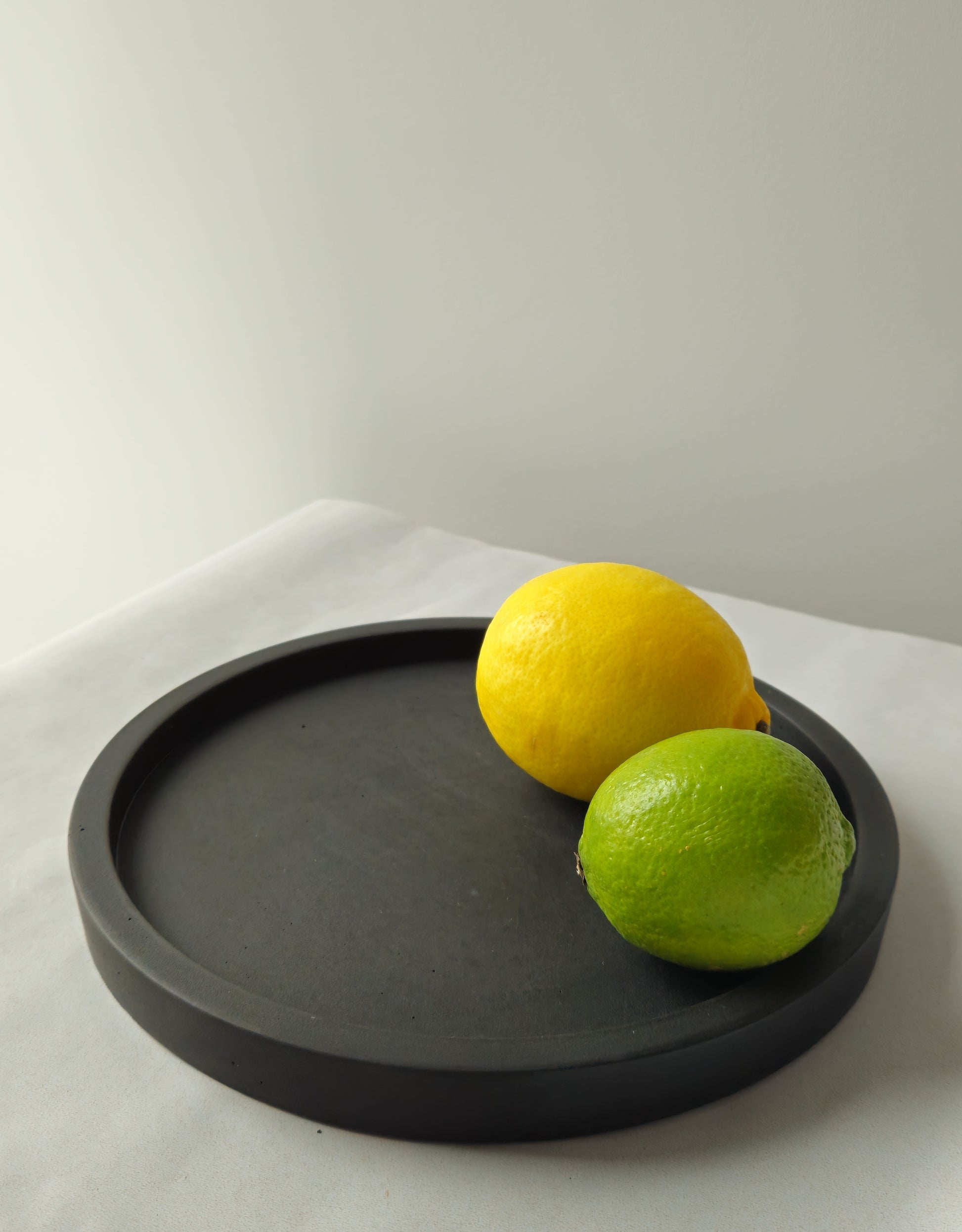 juodas betoninis padėklas rankų darbo