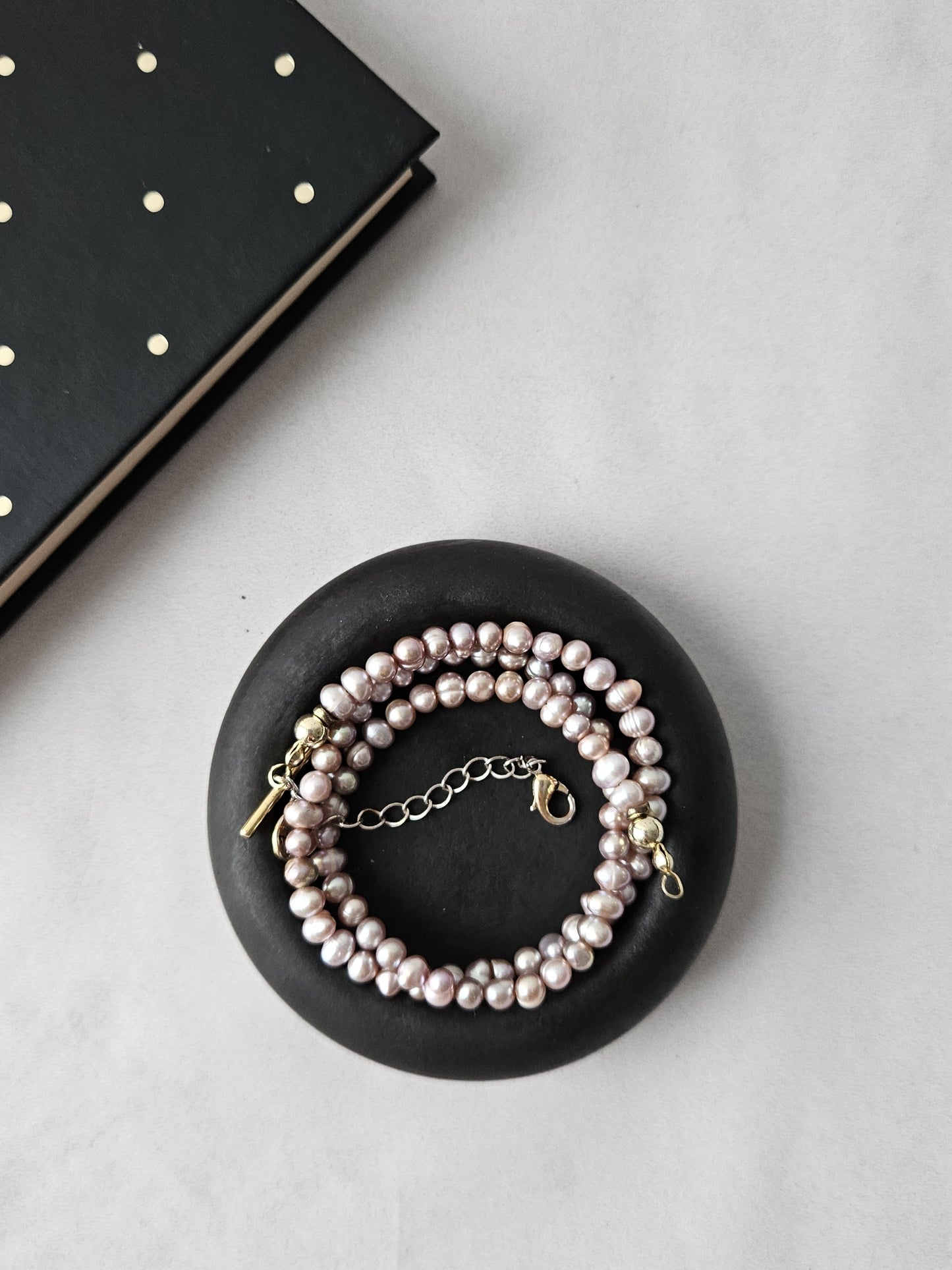 juodas betoninis padėkliukas