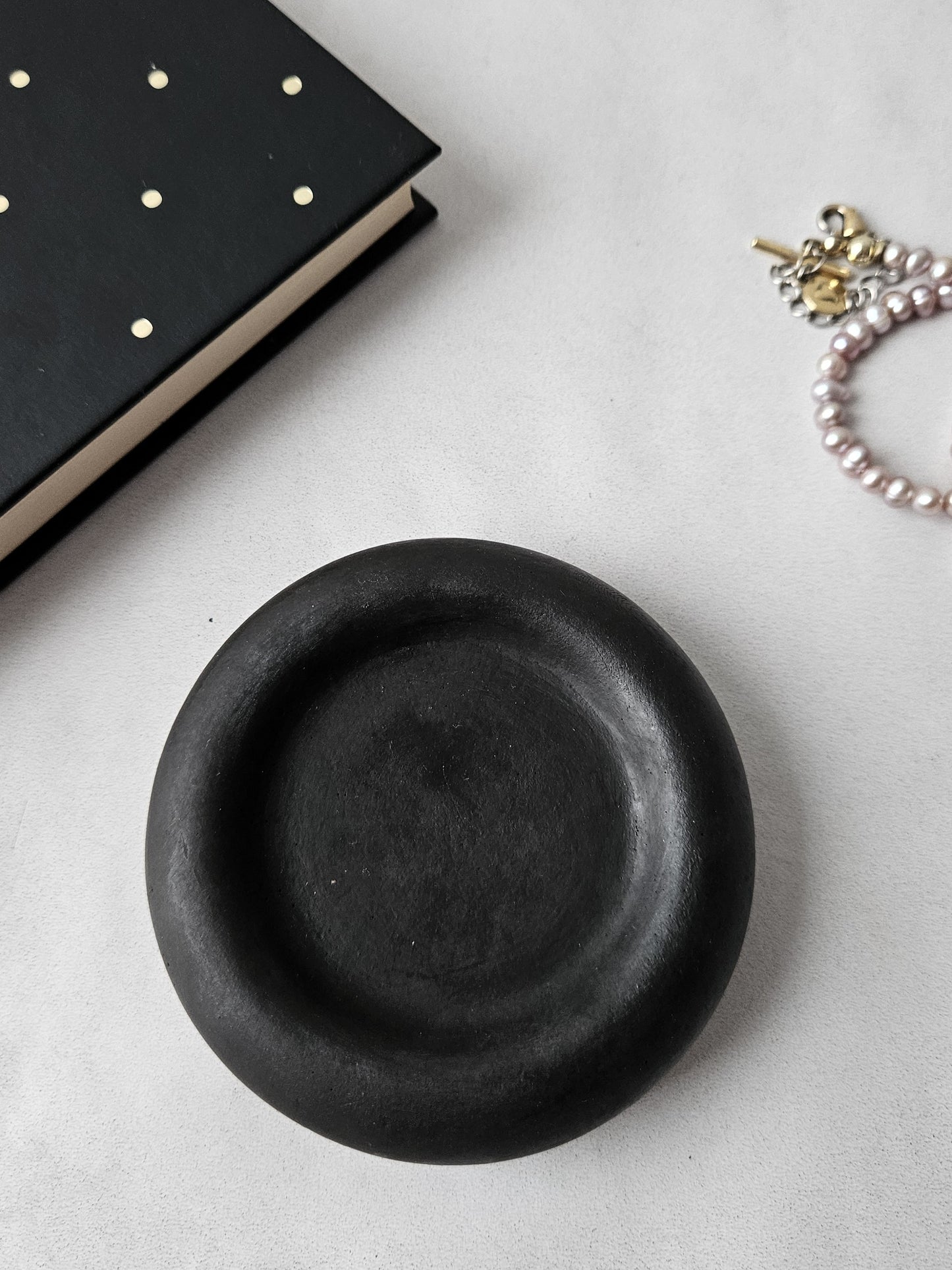 juodas betoninis padėkliukas