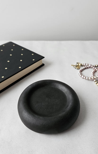 juodas betoninis padėkliukas