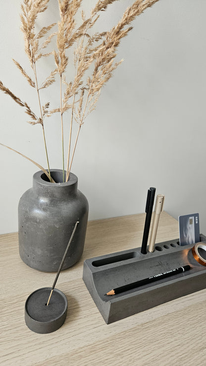 betoninis rankų darbo rinkinys, kurį sudaro vaza, piešukinė ir smilkalinė, tinka dovanoti vadovui Boso dienos proga