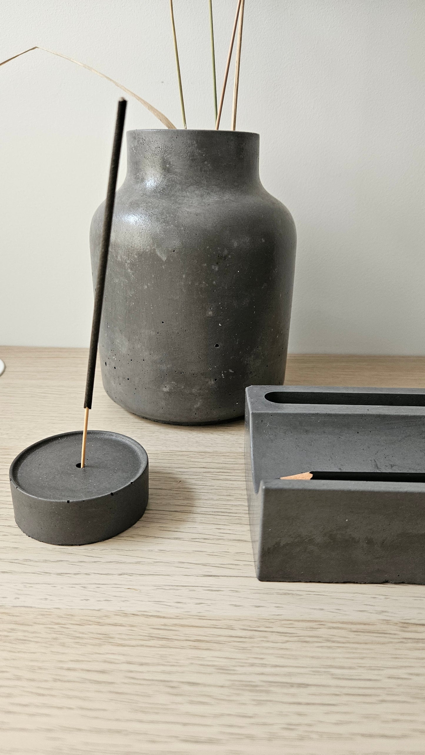 betoninis rankų darbo rinkinys, kurį sudaro vaza, piešukinė ir smilkalinė, tinka dovanoti vadovui Boso dienos proga