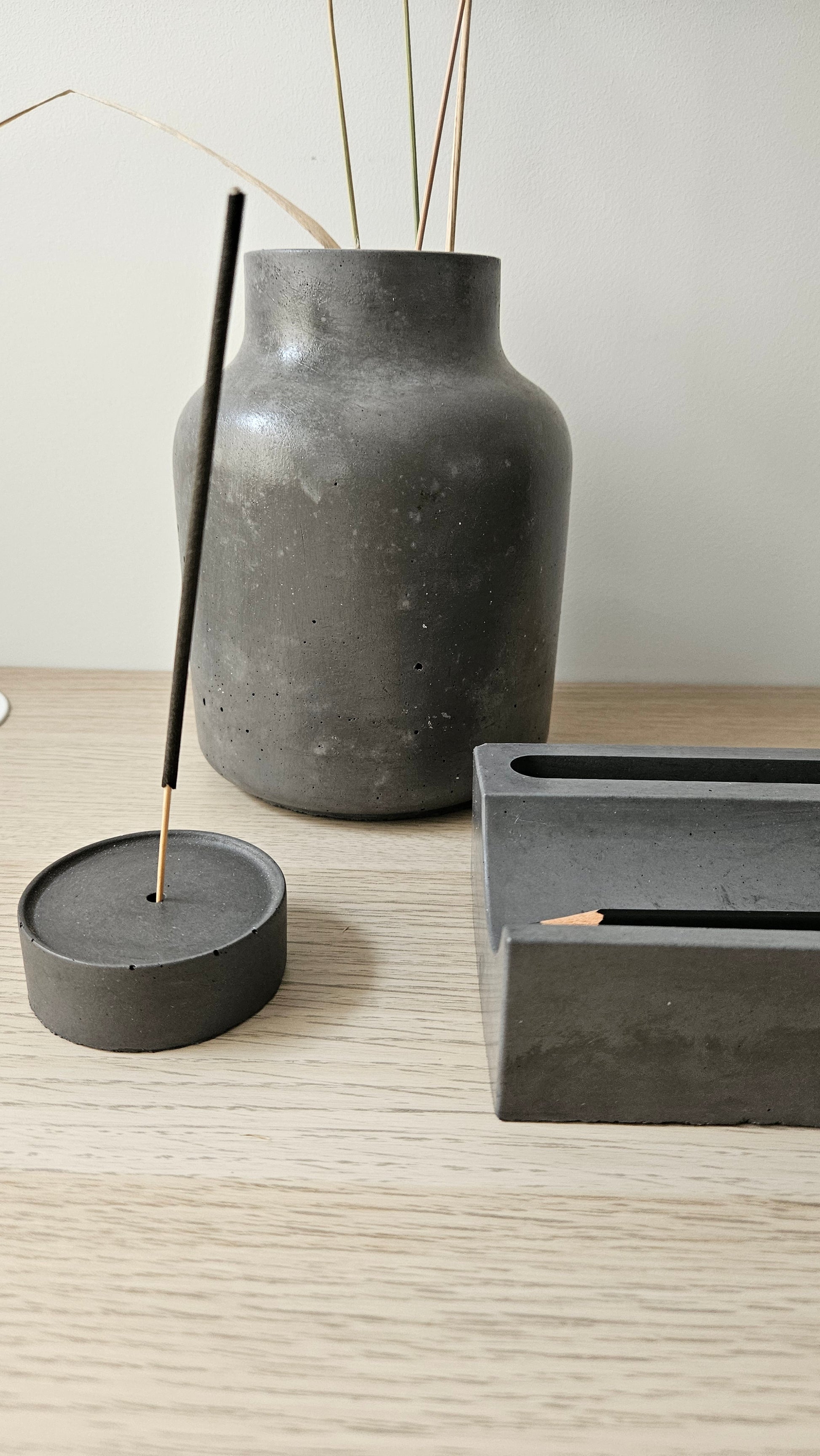 betoninis rankų darbo rinkinys, kurį sudaro vaza, piešukinė ir smilkalinė, tinka dovanoti vadovui Boso dienos proga