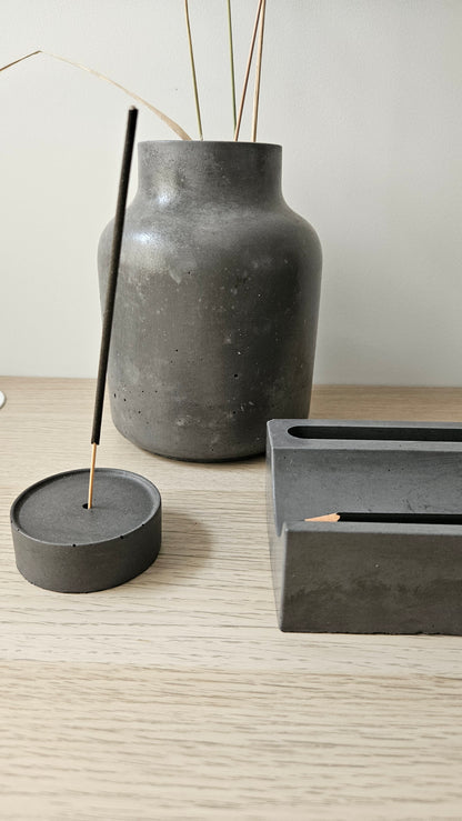 betoninis rankų darbo rinkinys, kurį sudaro vaza, piešukinė ir smilkalinė, tinka dovanoti vadovui Boso dienos proga