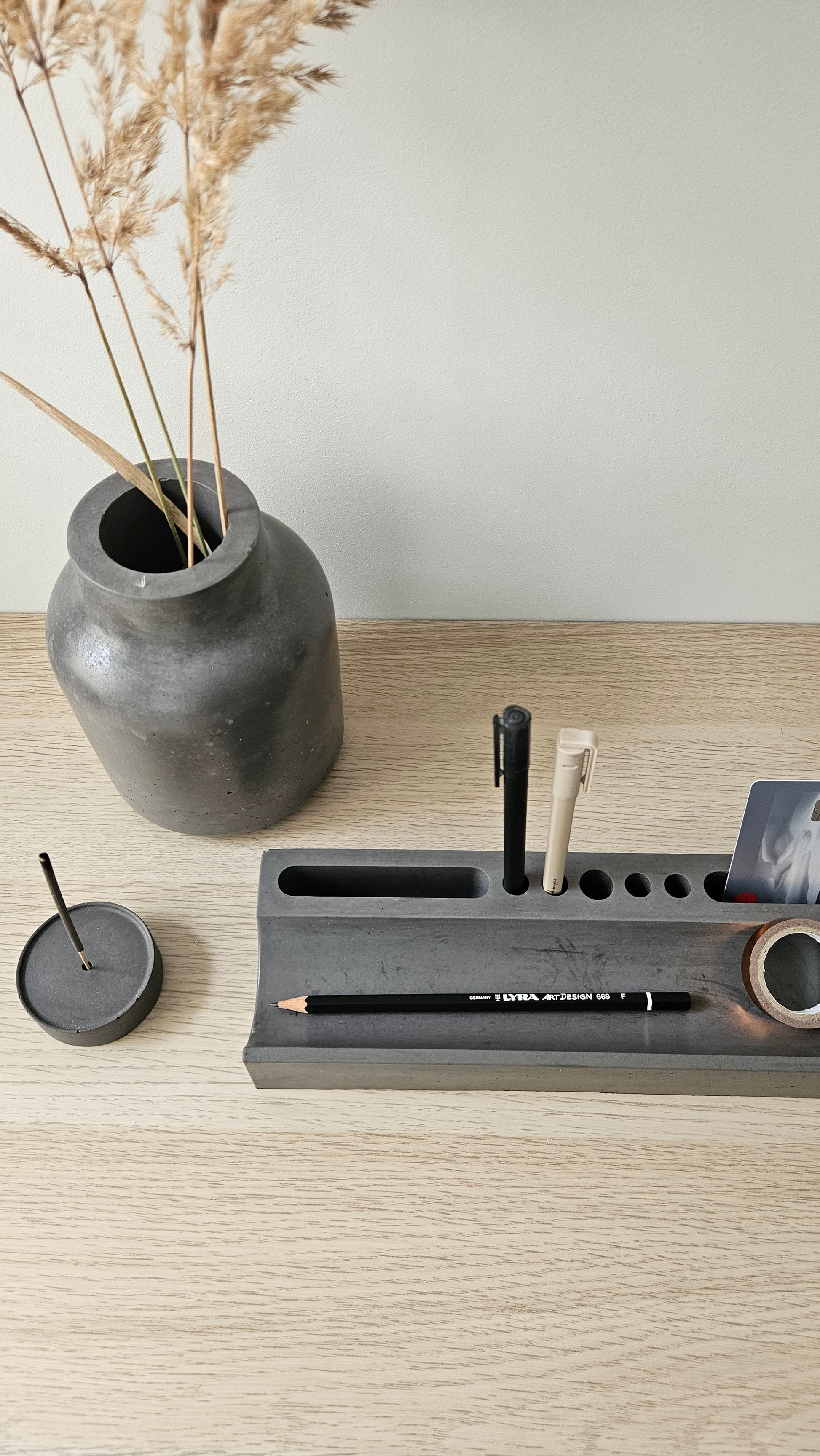 betoninis rankų darbo rinkinys, kurį sudaro vaza, piešukinė ir smilkalinė, tinka dovanoti vadovui Boso dienos proga