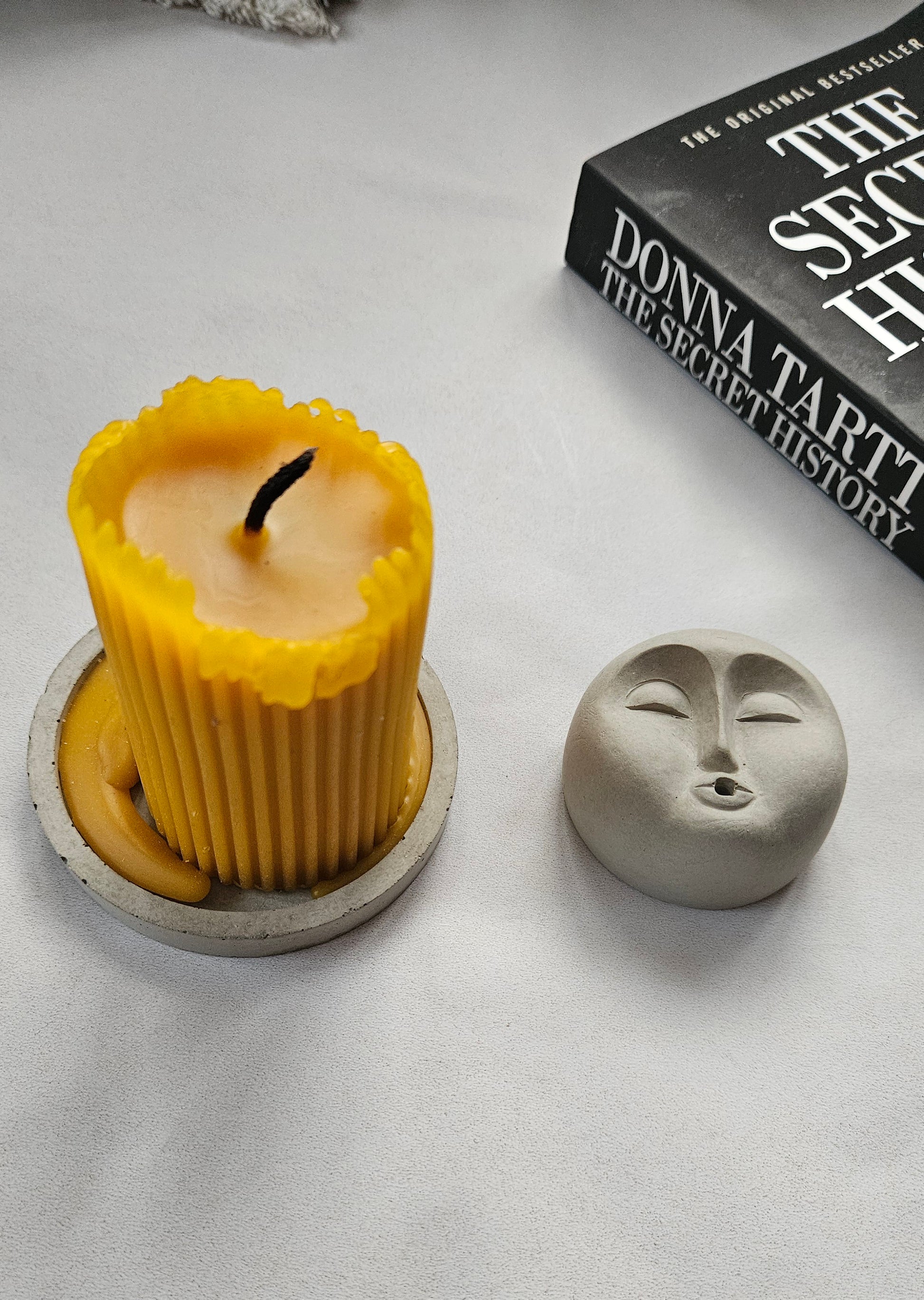 betoninė smilkalinė Om Mani