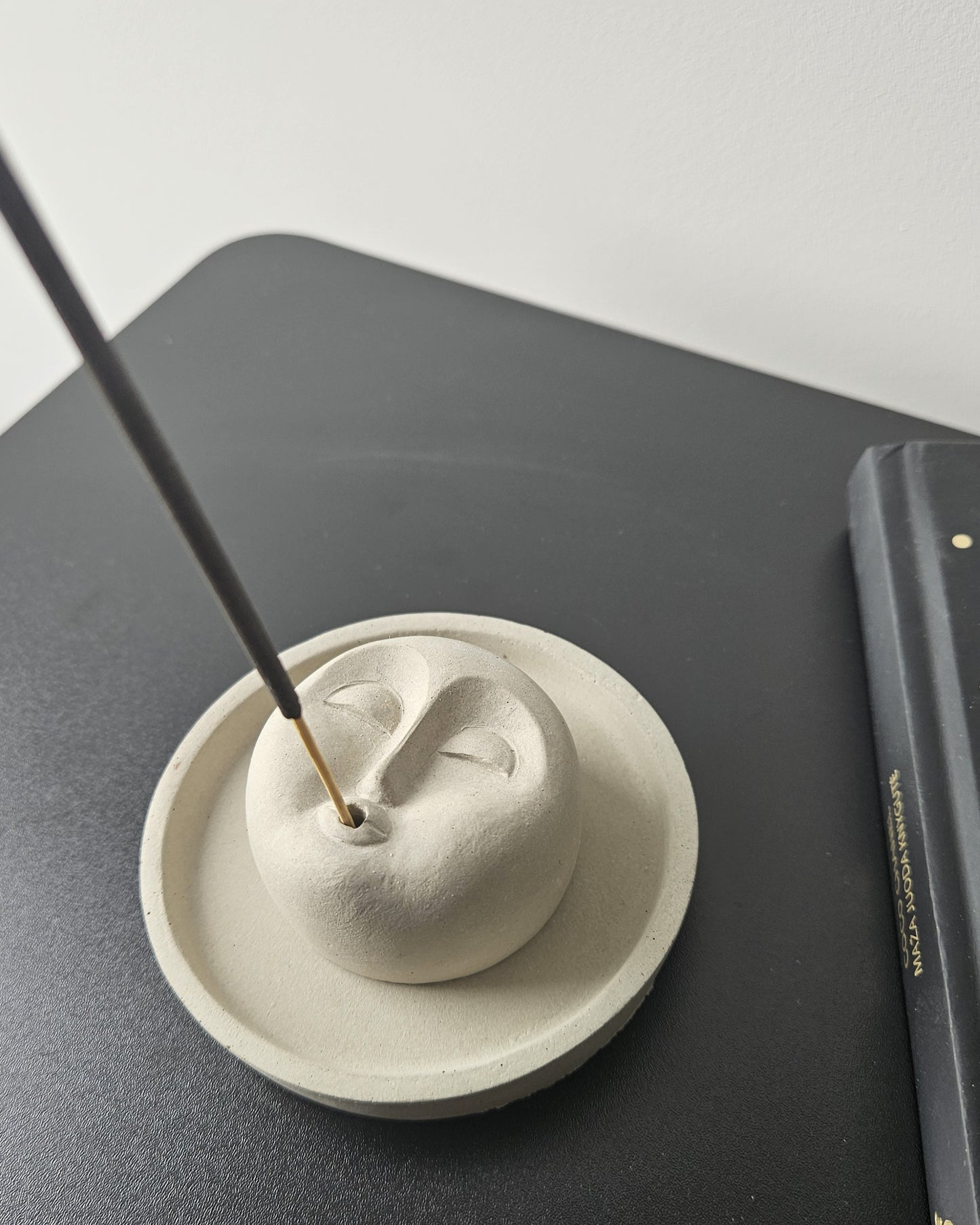 betoninė smilkalinė Om Mani