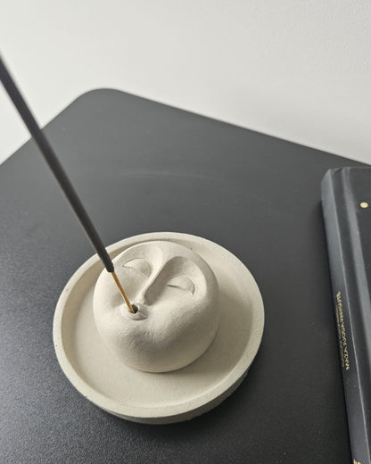 betoninė smilkalinė Om Mani