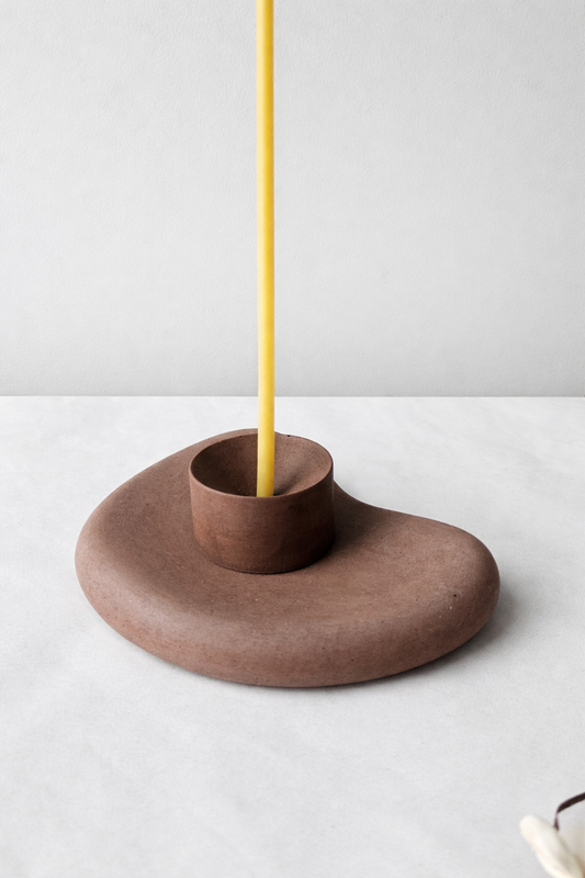 ruda žvakidė plonoms vaško žvakėms