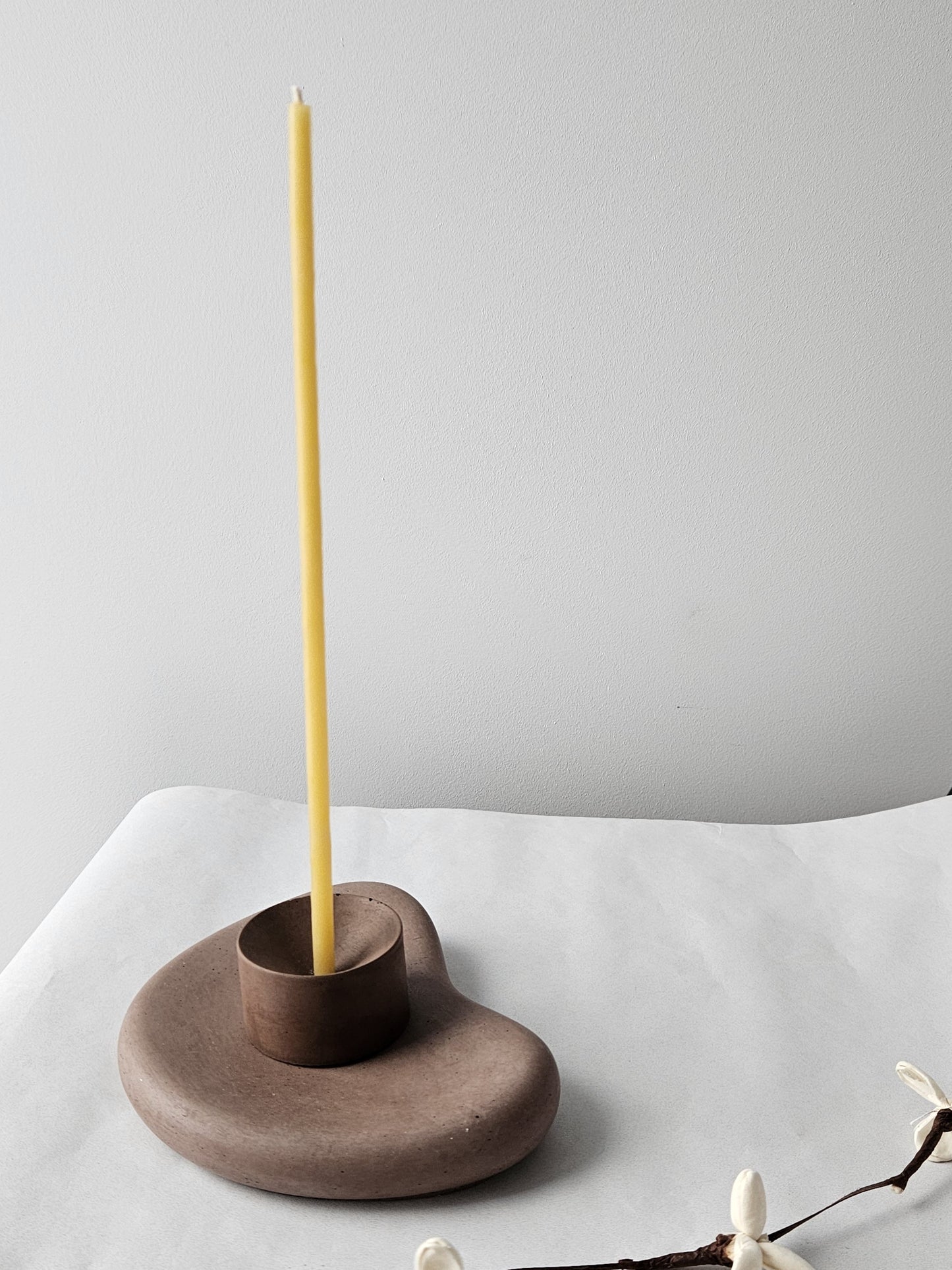 ruda žvakidė plonoms vaško žvakėms