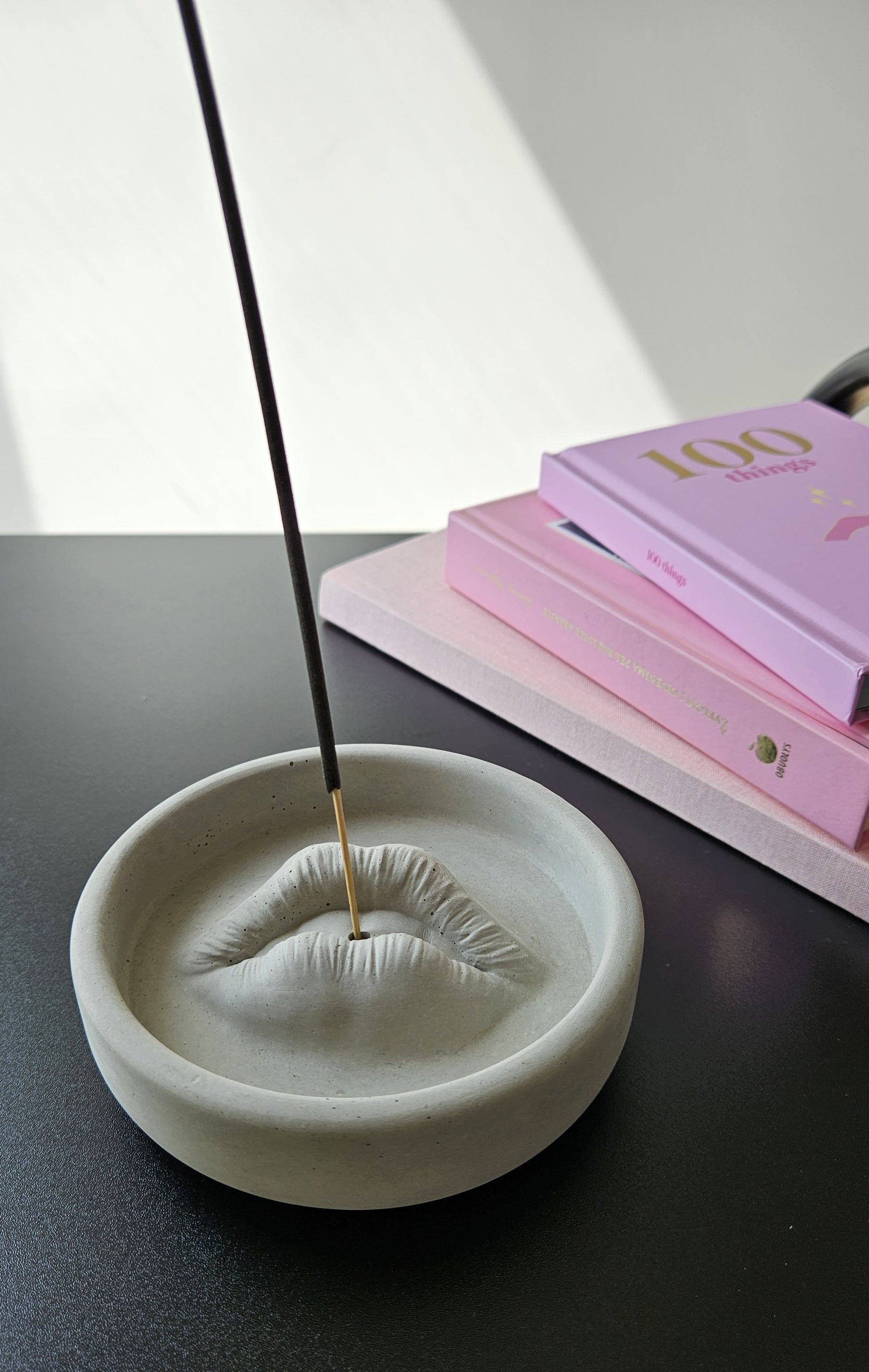 betoninė smilkalinė Angelina lūpos