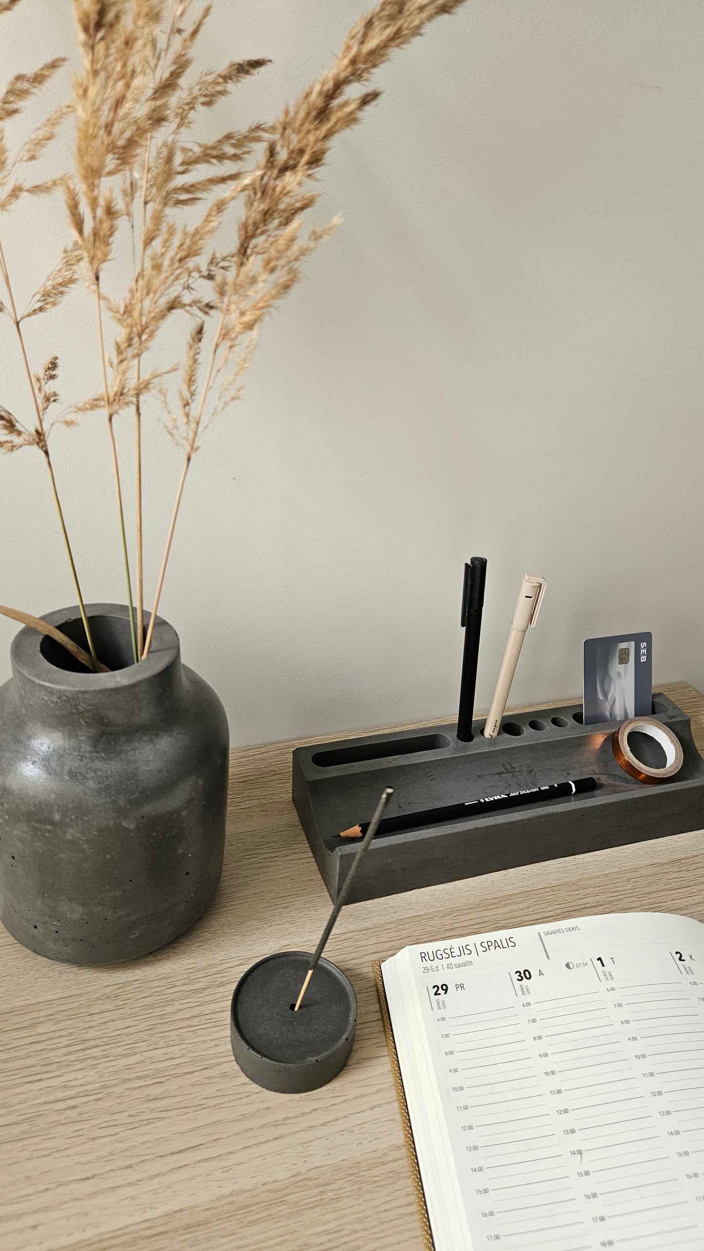 betoninis rankų darbo rinkinys, kurį sudaro vaza, piešukinė ir smilkalinė, tinka dovanoti vadovui Boso dienos proga