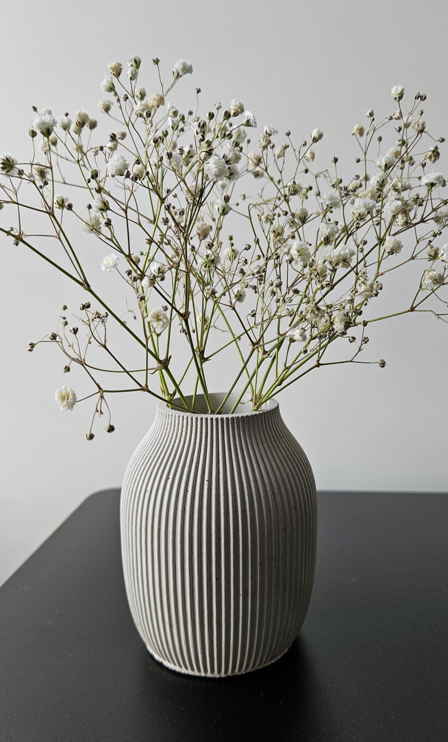 minimalistinio dizaino betoninė vaza sausiems augalams ir moderniam interjerui
