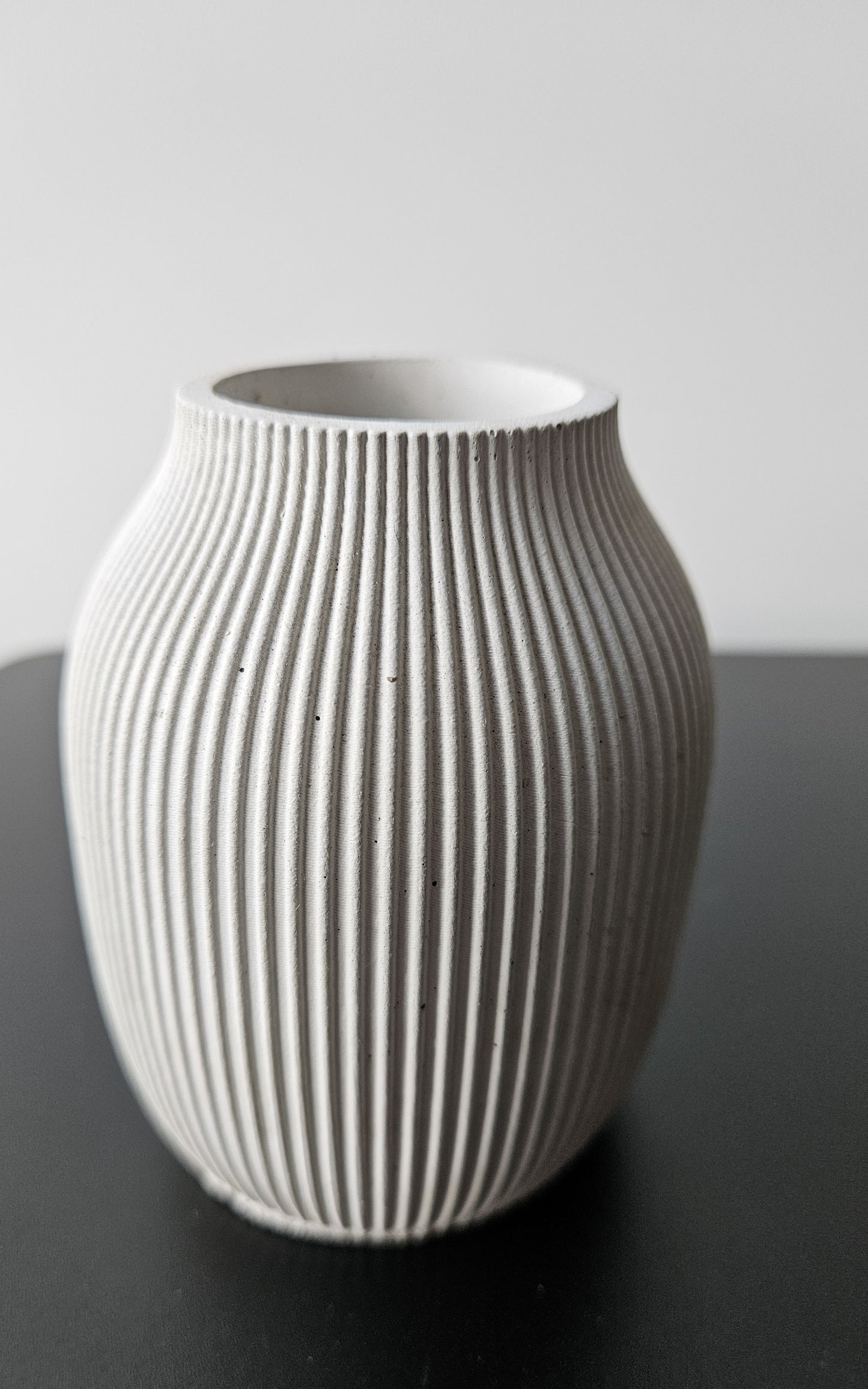 betoninė vazelė konsolei, puikiai deranti prie natūralių. ramių žemės spalvų interjero