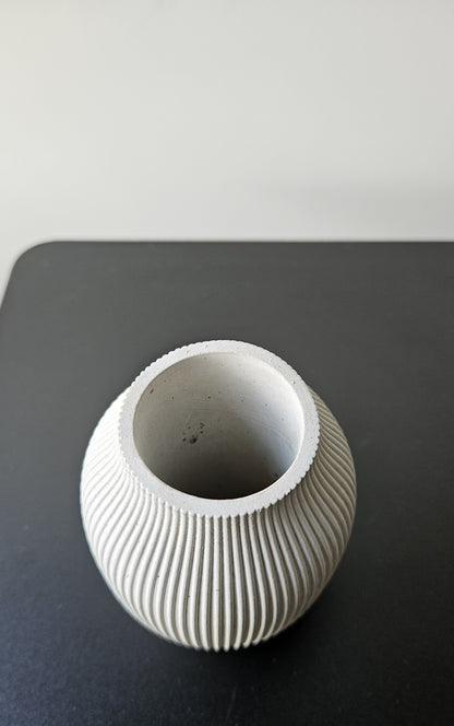 frezuoto paviršiau rankų darbo vazelė pagaminta Lietuvoje vietinių kūrėjų