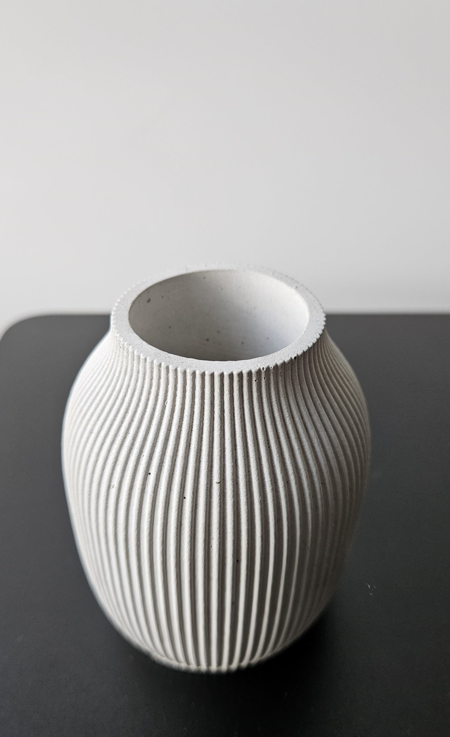 rankų darbo betoninė vaza puikiai tiks įvairioms gėlių puokštėms laikyti namuose ir terasose