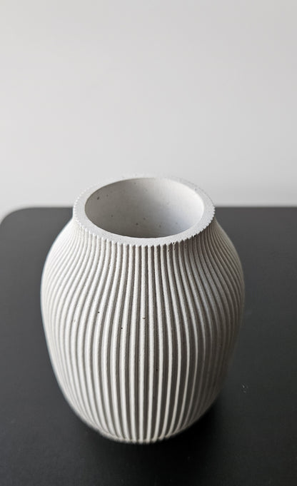 rankų darbo betoninė vaza puikiai tiks įvairioms gėlių puokštėms laikyti namuose ir terasose