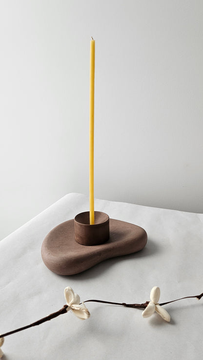 ruda žvakidė plonoms vaško žvakėms